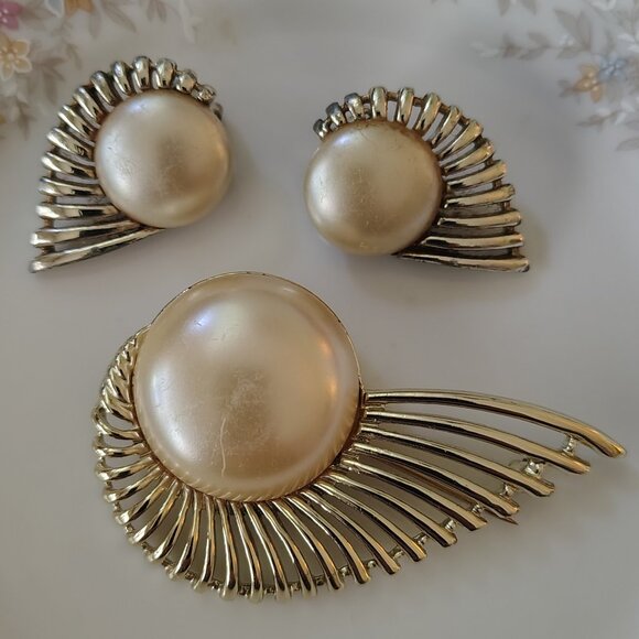 Vtg Pearl Art Deco Style Brooch & Clip Earrings Jewelry Set Signed Sarah Cov. - Picture 1 of 6